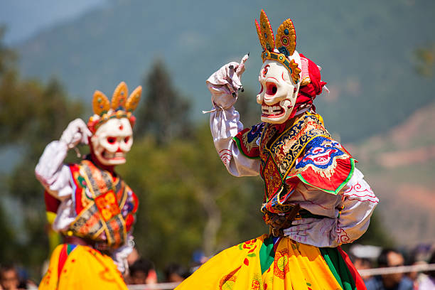 Costumed Monaco esegue danza tradizionale al Festival di Wangdi. - foto stock