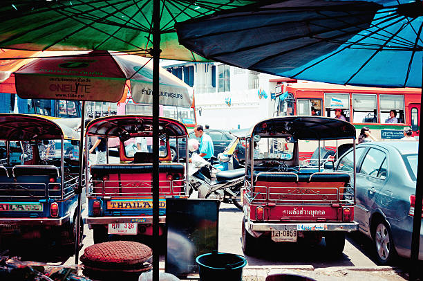 tuk-tuk taxi e del traffico sulla strada a bangkok - bangkok thailand rickshaw grand palace foto e immagini stock