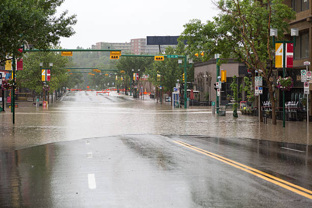 codo el río fluye en 4th street. - calgary street flood alberta fotografías e imágenes de stock