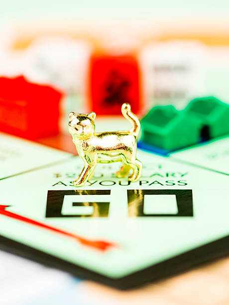 кошка ключ на монополию доска - monopoly board game editorial board game piece concepts стоковые фото и изображения