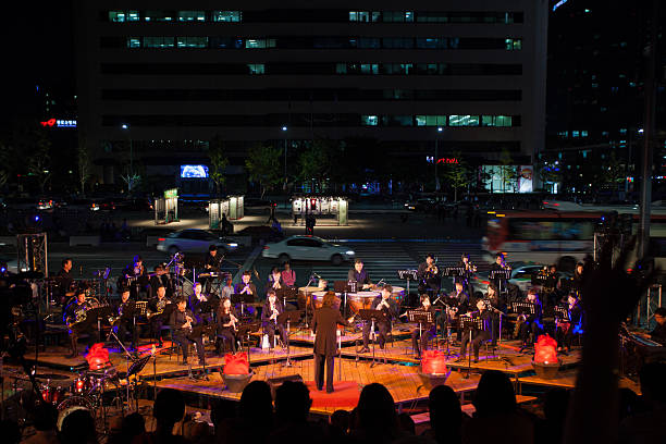 seoul sommer orchestra konzert straße verkehr - dirigent stock-fotos und bilder