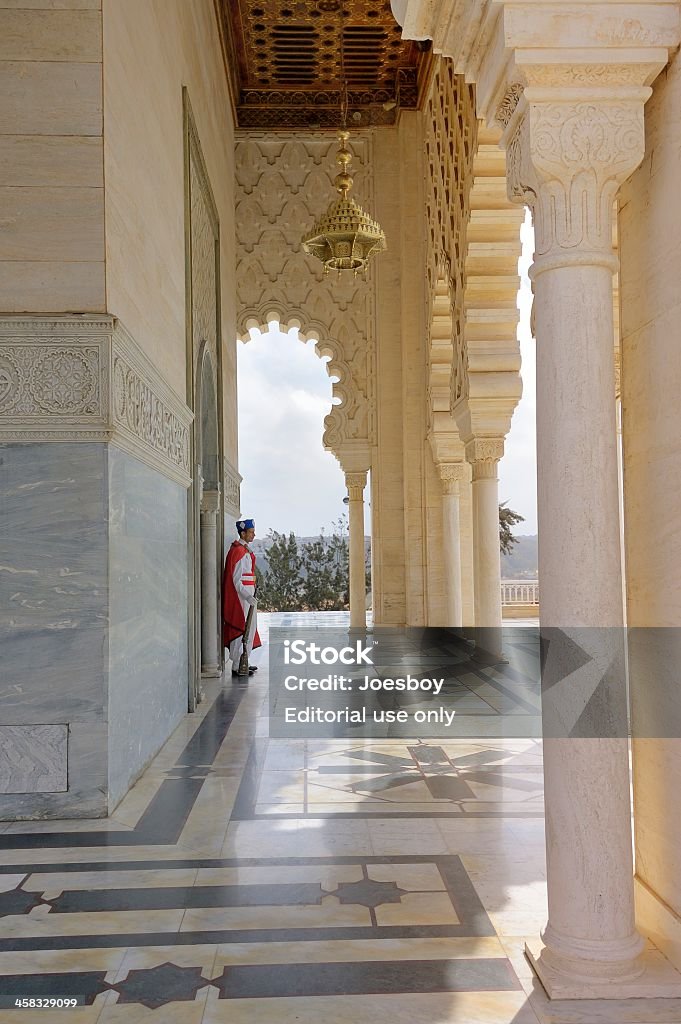 Culture berbère garde au tombeau du roi Hassan II - Photo de Admirer le paysage libre de droits