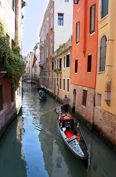 гондольер поездки на гондоле по каналам венеции - gondola venice italy canal sailor стоковые фото и изображения