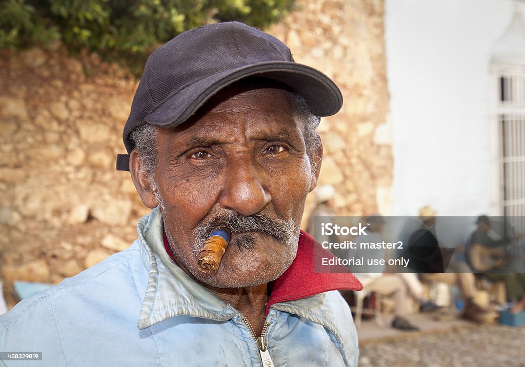 Cubanos para fumadores de un hombre cigar.Trinidad, Cuba. - Foto de stock de Cara humana libre de derechos