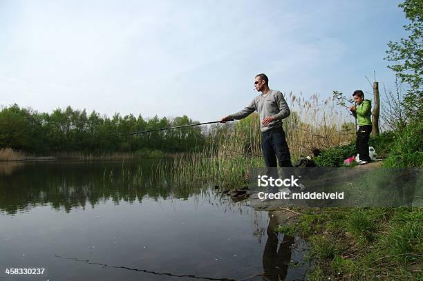 Padre E Hijo Están La Pesca Local En El Lago Foto de stock y más banco de imágenes de Adulto - Adulto, Adulto de mediana edad, Adulto joven