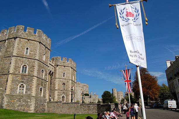 ウィンザー、ロンドンの城 - elizabeth ii queen nobility british flag ストックフォトと画像