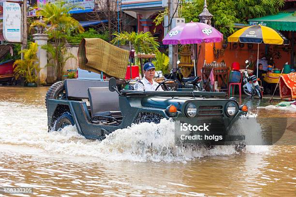 Uomo Unità Attraverso Floodwaters Siem Reap Cambogia - Fotografie stock e altre immagini di 4x4