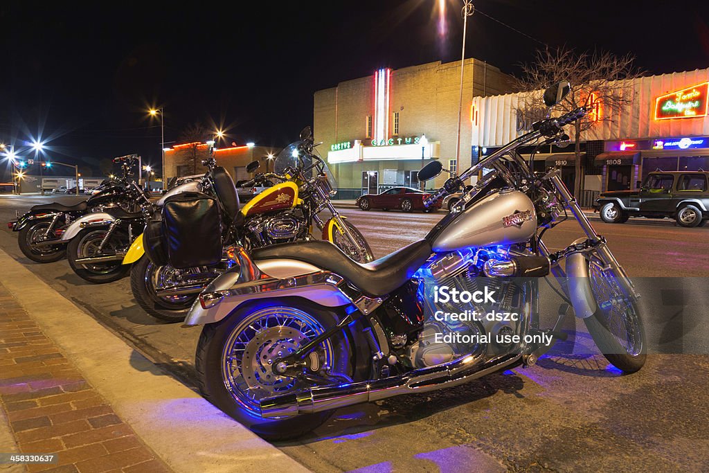 Harley motocicletas estacionados na Buddy Holly Avenue em Lubbock TX - Foto de stock de Motocicleta royalty-free