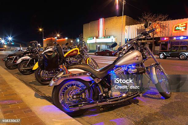 Foto de Harley Motocicletas Estacionados Na Buddy Holly Avenue Em Lubbock Tx e mais fotos de stock de Motocicleta