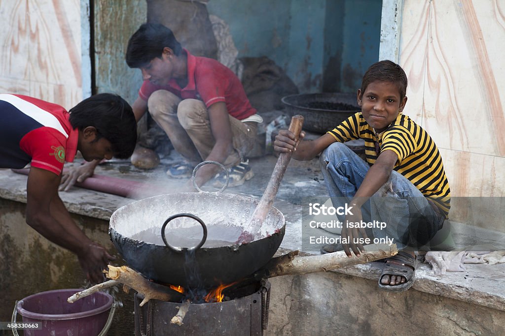 Meninos de trabalho na Índia - Foto de stock de Amizade royalty-free