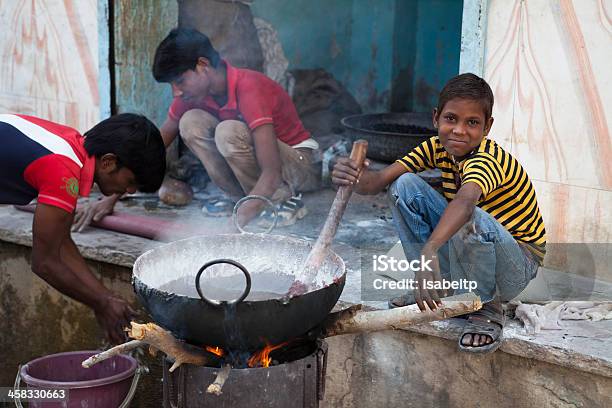 Foto de Meninos De Trabalho Na Índia e mais fotos de stock de Amizade - Amizade, Balde, Bundi