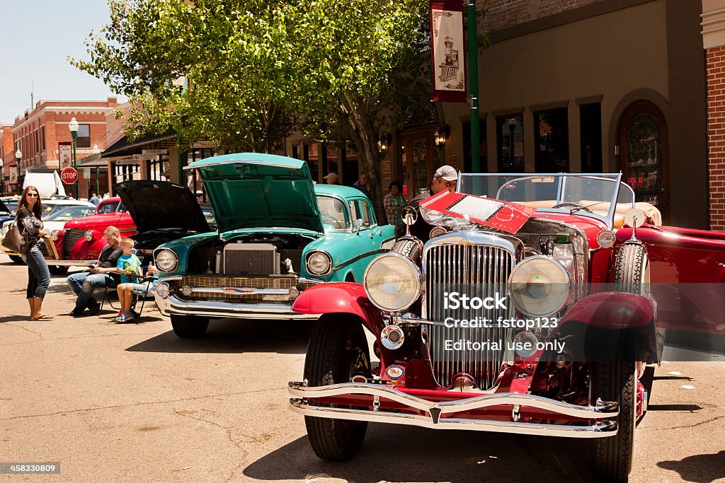 Transport: vintage classique véhicule spectacle dans le centre-ville de la ville. - Photo de Salon de l'auto libre de droits