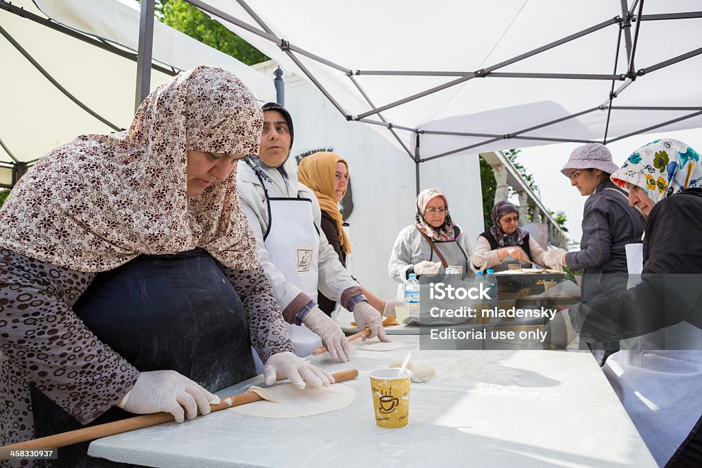 T�ürkischen Frauen vorbereiten Kuchen - Lizenzfrei Arabeske Stock-Foto