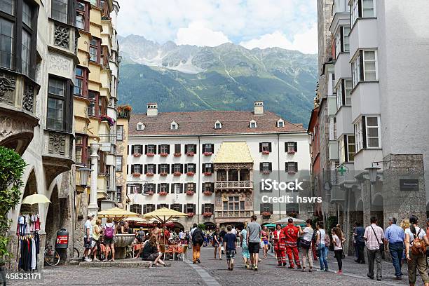 Altstadt Von Innsbruck Mit Dem Goldenen Dach Haus Stockfoto und mehr Bilder von Innsbruck - Innsbruck, 2013, Alpen