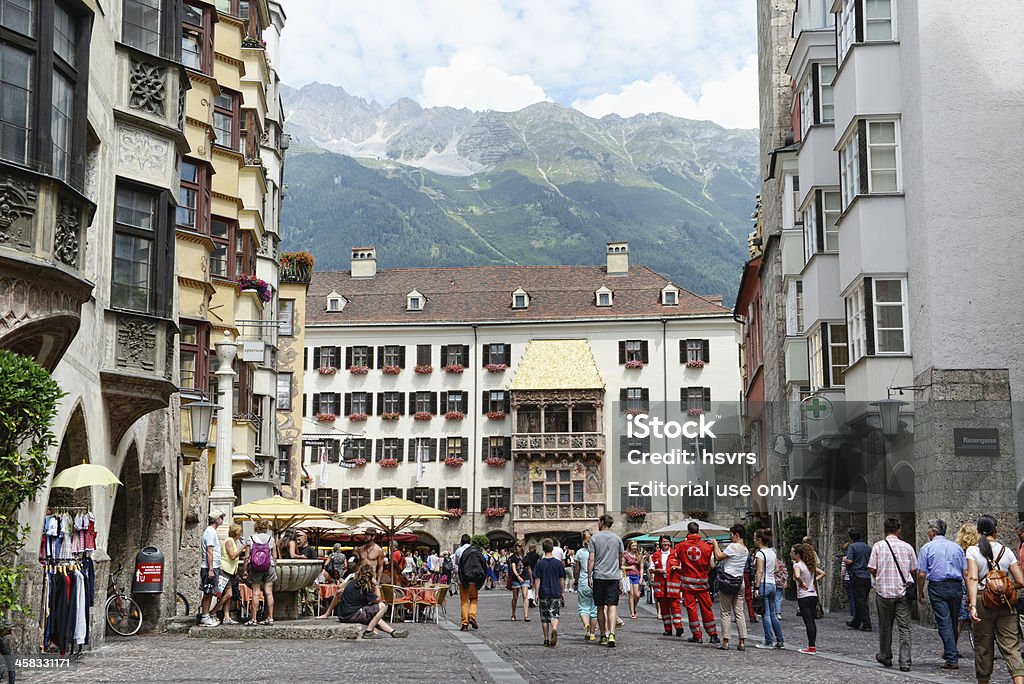 La vieille ville d'Innsbruck par le Golden Roof house - Photo de Innsbruck libre de droits