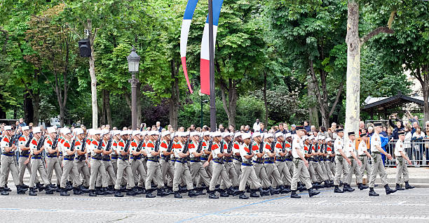 군대 퍼레이드 바스티유 일-연도 - parade marching military armed forces 뉴스 사진 이미지