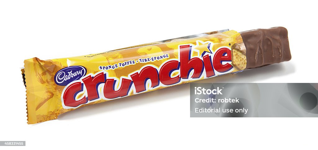 Crunchie カイメントフィーチョコレート・キャンディバー包みを解く - キャドバリーのロイヤリティフリースト��ックフォト