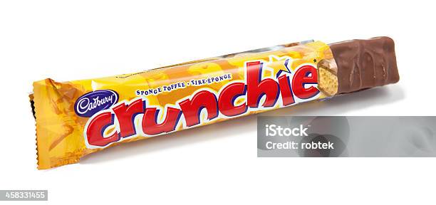 Crunchie カイメントフィーチョコレートキャンディバー包みを解く - キャドバリーのストックフォトや画像を多数ご用意 - キャドバリー, エディトリアル, カットアウト