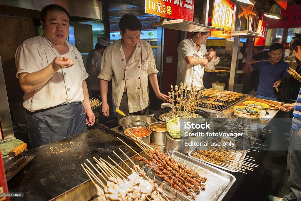 Beijing mercado nocturno de los espacios vender exquisiteces locales de China - Foto de stock de Adulto libre de derechos