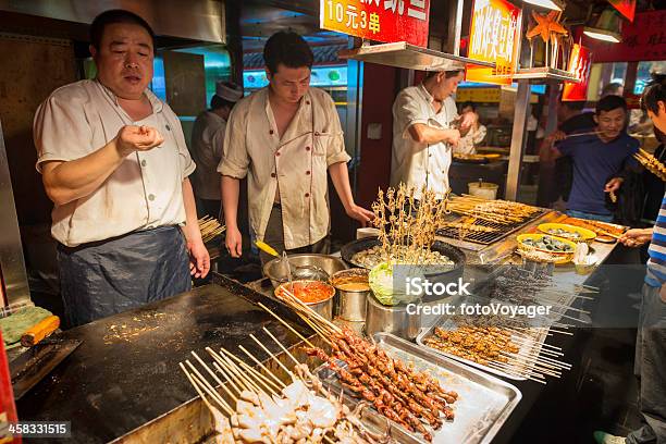 Beijing Mercado Nocturno De Los Espacios Vender Exquisiteces Locales De China Foto de stock y más banco de imágenes de Adulto