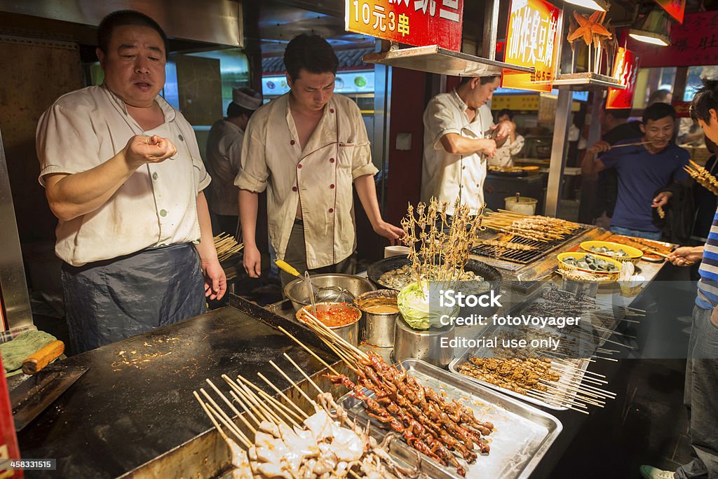 Пекин Ночной рынок продовольствия прилавками продажа местных деликатесов, Китай - Стоковые фото Азиатская культура роялти-фри