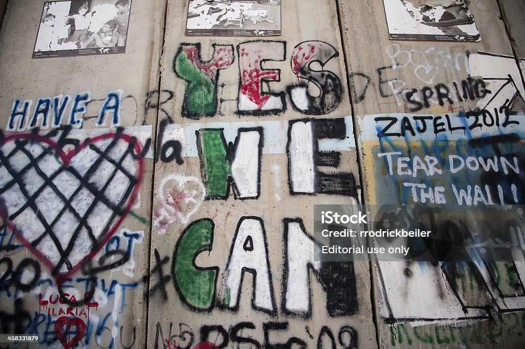Graffiti sul muro di separazione israeliano - Foto stock royalty-free di Barriera