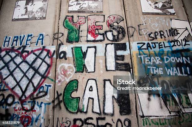 Graffiti Sul Muro Di Separazione Israeliano - Fotografie stock e altre immagini di Barriera - Barriera, Calcestruzzo, Cisgiordania