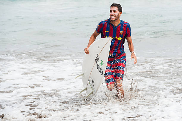 surfers showing their support f.c. barcelona and real madrid - barca real madrid 個照片及圖片檔
