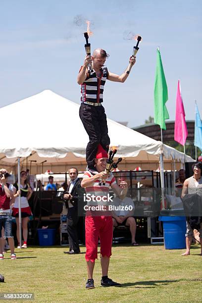 Circo Performers A Preparar Para A Festa De Flaming Bastões Malabarista - Fotografias de stock e mais imagens de Acrobata