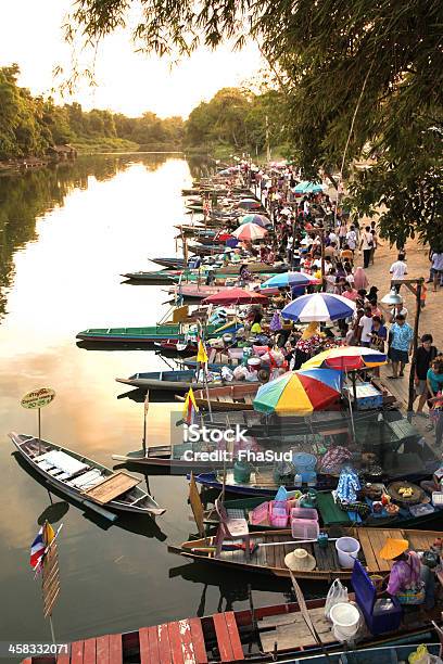 Tailandia Mercado Flotante Foto de stock y más banco de imágenes de Adulación - Adulación, Adulto, Agua