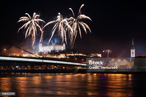 Foto de Comemoração De Ano Novo Em Bratislava Eslováquia e mais fotos de stock de 2013 - 2013, Ano novo, Bola de Fogo