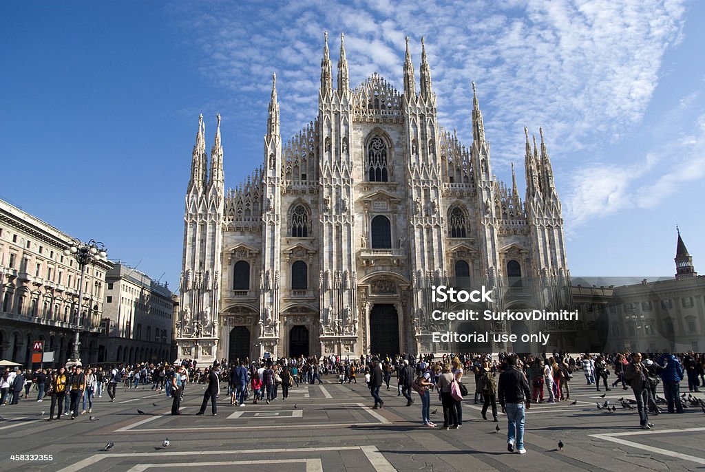 Duomo di Milano depuis la place - Photo de Antique libre de droits