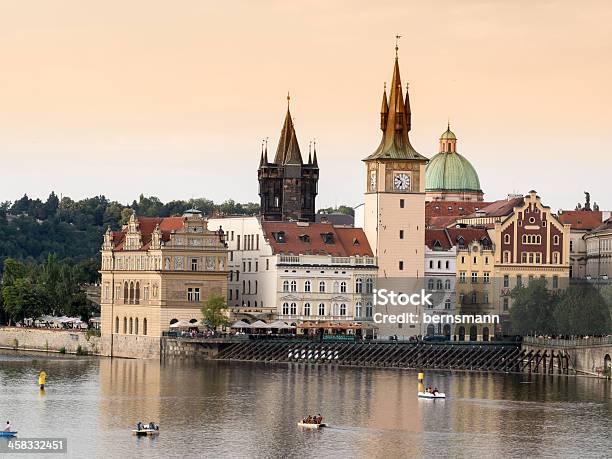 Praga Sul Fiume Moldava - Fotografie stock e altre immagini di Ambientazione esterna - Ambientazione esterna, Architettura, Capitali internazionali