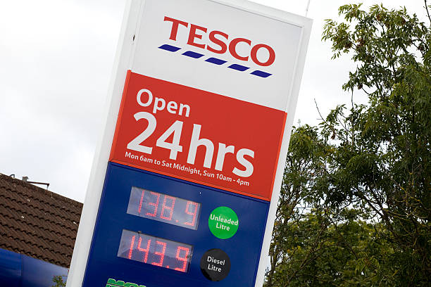 tesco スーパーマーケットのガソリンスタンドサイン 24 時間 - tesco ストックフォトと画像