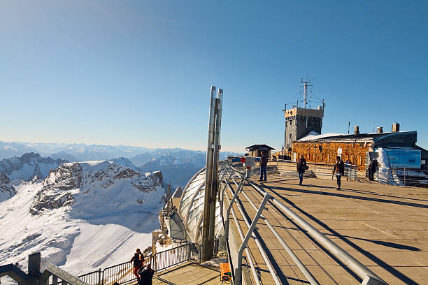 excursiones en zugspitze - zugspitze mountain editorial aerial view scenics fotografías e imágenes de stock