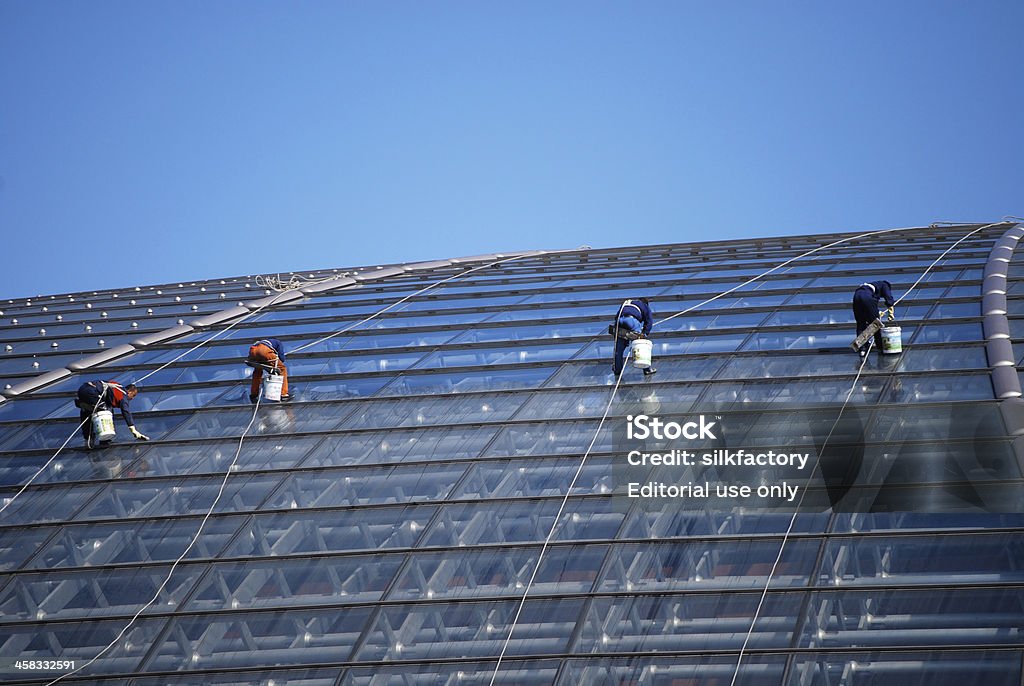 Ventana de Pekín Limpiadores de trabajo en el gigantesco huevo - Foto de stock de Adulto libre de derechos