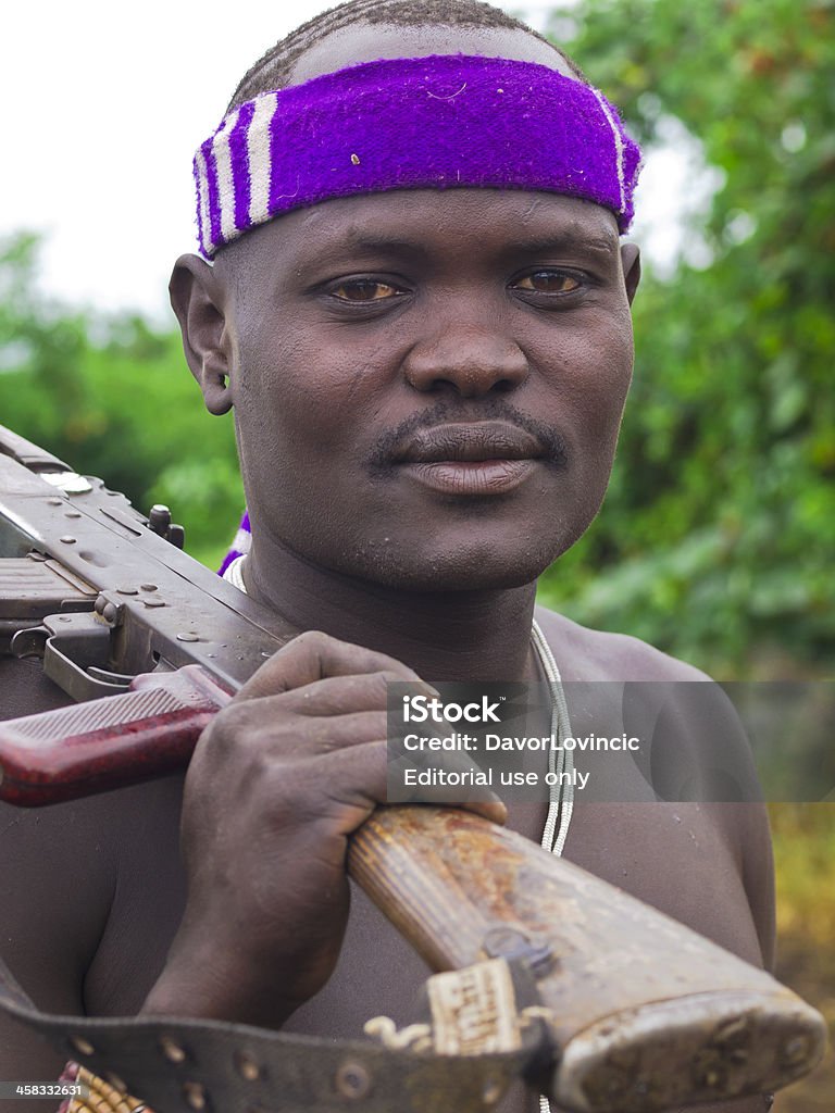 Guerriero Mursi - Foto stock royalty-free di A petto nudo