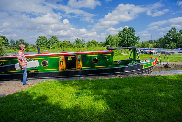 stratford canal - warwickshire narrow nautical vessel barge - fotografias e filmes do acervo