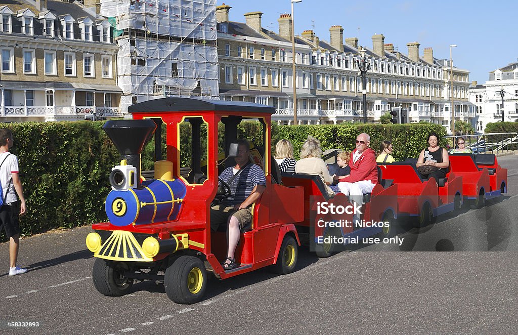 Lungomare treno turistico. Worthing. Inghilterra - Foto stock royalty-free di Ambientazione esterna