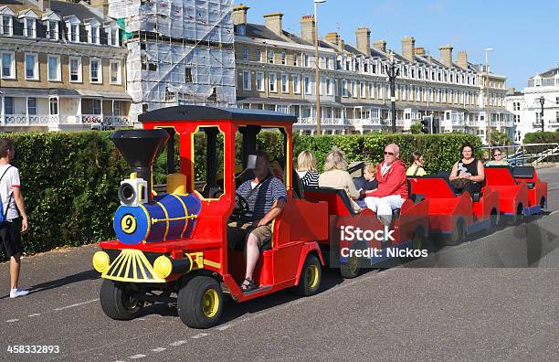 Foto de Trem Turístico À Beiramar Worthing Inglaterra e mais fotos de stock de Calçada - Calçada, Exterior, Fotografia - Imagem