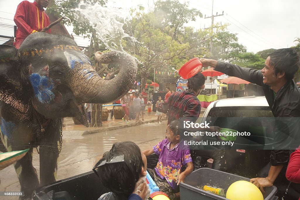 코끼리 댄스 및 튀는 물을 Songkran 패스티발. - 로열티 프리 거리 스톡 사진