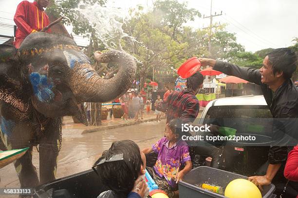 Foto de Elefante Dança E Água Respinga Em Songkran Festival e mais fotos de stock de Adulto