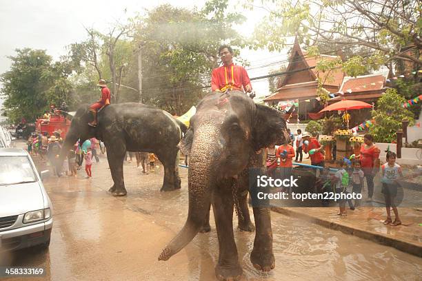 코끼리 댄스 및 튀는 물을 Songkran 패스티발 거리에 대한 스톡 사진 및 기타 이미지 - 거리, 걷기, 겨냥