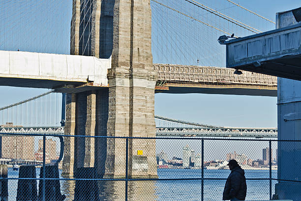 east river bikeway, brooklyn e manhattan pontes em segundo plano - manattan - fotografias e filmes do acervo