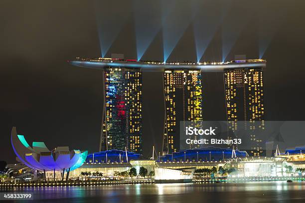 Marina Bay Sands - Fotografias de stock e mais imagens de Alto - Descrição Física - Alto - Descrição Física, Anoitecer, Ao Ar Livre