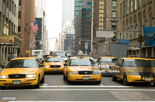 ニューヨークのタクシー - アベニューのストックフォトや画像を多数ご用意 - アベニュー, アメリカ合衆国, ウォールドルフアストリアホテル