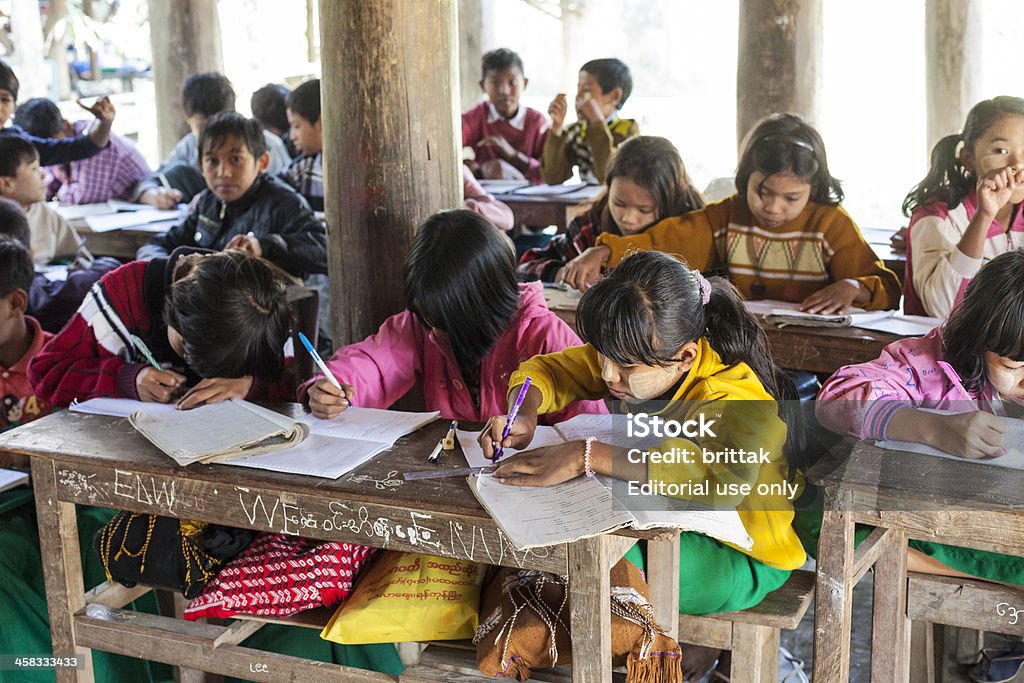 Niños pequeños en village school en Myanmar. - Foto de stock de Edificio escolar libre de derechos