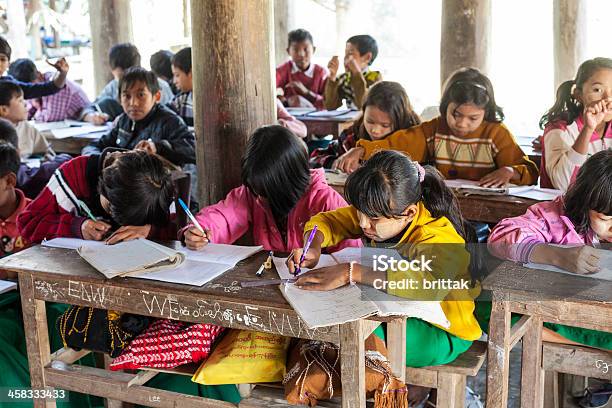 Niños Pequeños En Village School En Myanmar Foto de stock y más banco de imágenes de Edificio escolar - Edificio escolar, Myanmar, Educación