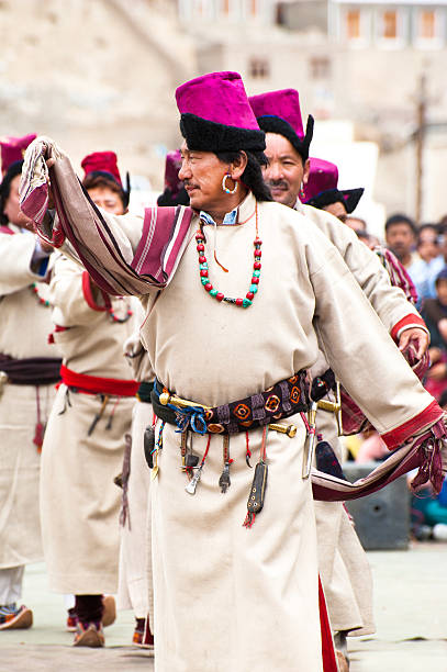 남자 티베트인 옷 전통 무용 공연 포크 - traditional festival ladakh ethnic music india 뉴스 사진 이미지