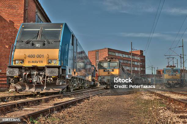 Foto de Electric Locomotivas Em Um Parque De Manobras Ferroviárias e mais fotos de stock de Estrada de ferro